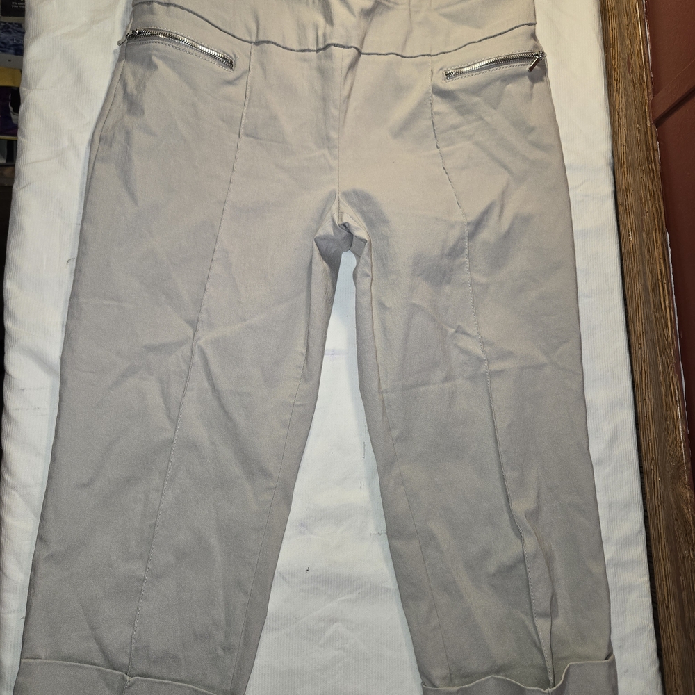 New Directions Women's Khaki Pull On Capris Zipper Pockets Size 6